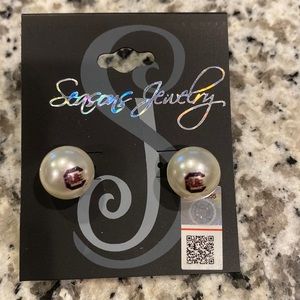 NWT Purchased at a boutique and never worm. Imitation pearl Gamecock earrings!